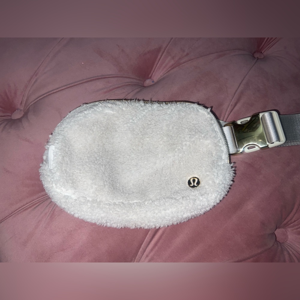 Lululemon Everywhere Belt Bag
Fleece White and Gold